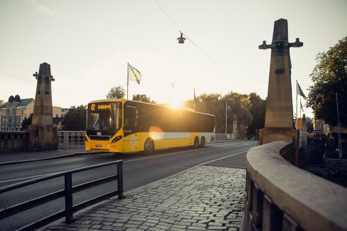 Keltainen Föli-bussi Aurasillalla.