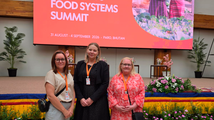 Kuvassa vasemmalta Food First -hankkeen hankepäällikkö Sanna Paloposki, IT-projektipäällikkö Taru Reuna ja erityisasiantuntija Anna-Mari Sopenlehto-Jokinen.