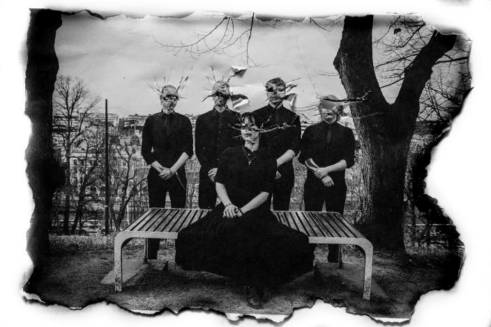 Kuvassa mekkoon pukeutunut henkilö istuu puiston penkillä. Penkin takana seisoo neljä muuta henkilöä. Kuva on kuin paperia, josta on revitty palat kasvojen kohdalta. (Kuva: Turun kaupunki)