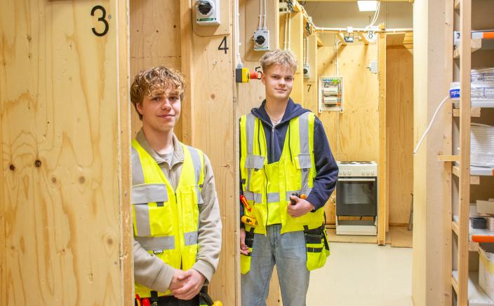 Santeri Järvinen ja Jere Hoikkala katsovat kameraan puutyötilassa. (Kuva: Lea Froloff)
