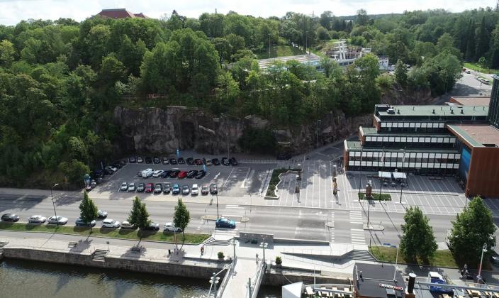 Ilmakuva Hämähäkkitontista, jonne on pysäköity autoja.