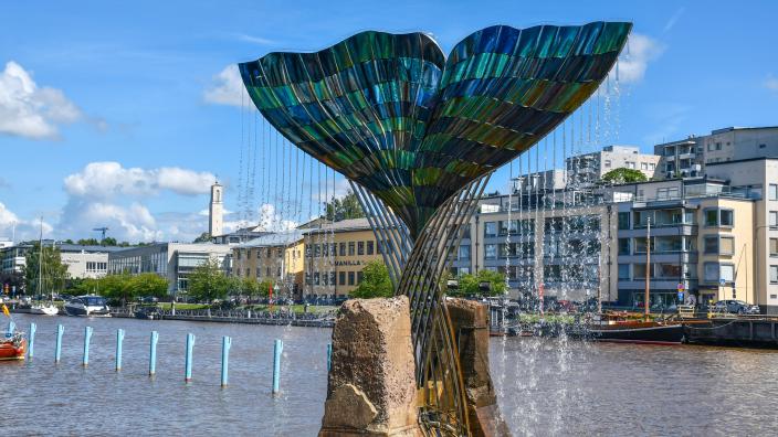 Achim Kühnin suunnittelema, valaanpyrstön muotoinen Harmonia-suihkulähdeveistos Aurajoessa (Picture: Henri Taponen)