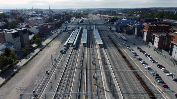 Henkilöratapiha dronekuvassa. (Foto: Väylävirasto)
