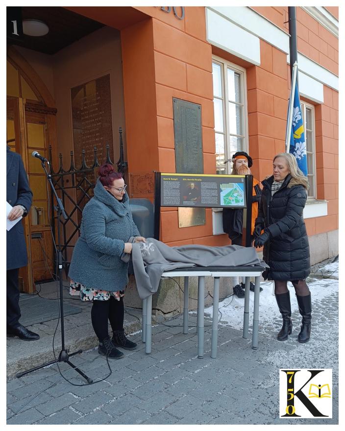 Anna Aalto, ordförande i Katedralskoleföreningen i Åbo, och Marianne Pärnänen, rektor på Katedralskolan, avtäcker Henrik Tempils stig-skylten framför Katedralskolan (Foto: Freja Harkke / Å Communications)