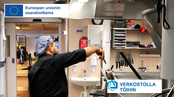 Verkostolla töihin -hankkeen kansikuva, missä mies tiskaa ja mukana EU sekä hanklogo. (Kuva: Alina Piispa)