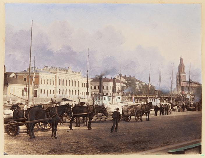 Hevoskärryjä Aurajokirannasssa 1870-1880 (Foto: Turun kaupunginmuseo)