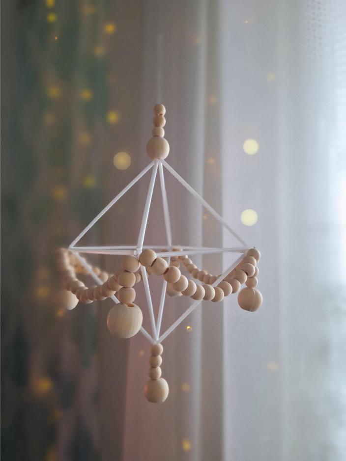 Katosta roikkuva pieni moderni himmeli, johon on lisätty koristeeksi helmiä. (Kuva: Hanna Järvenpää)