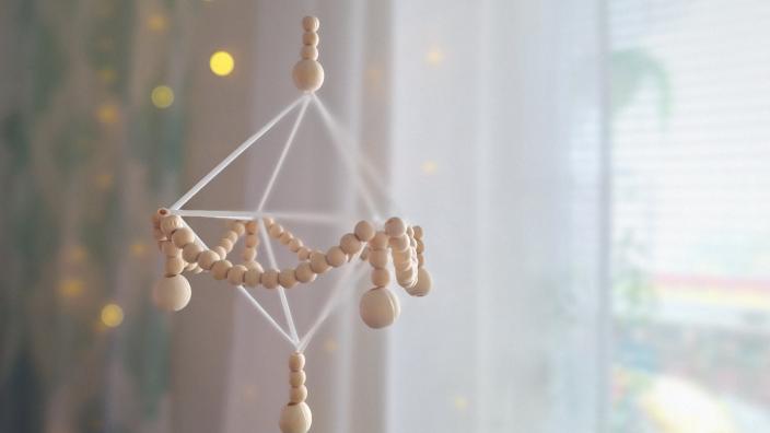 Kuvassa roikkuu katosta moderni himmeli. (Kuva: Hanna Järvenpää)