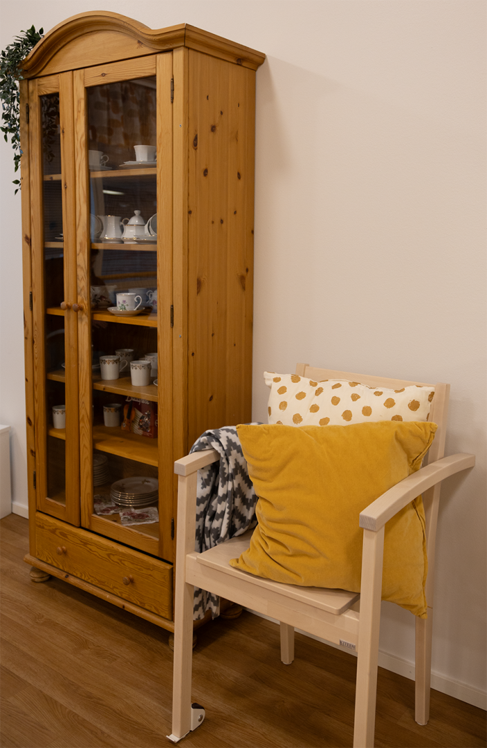 Kuvituskuvaa Hovikodista. Kuvassa hylly ja tuoli. (Kuva: Markku Liukkonen)