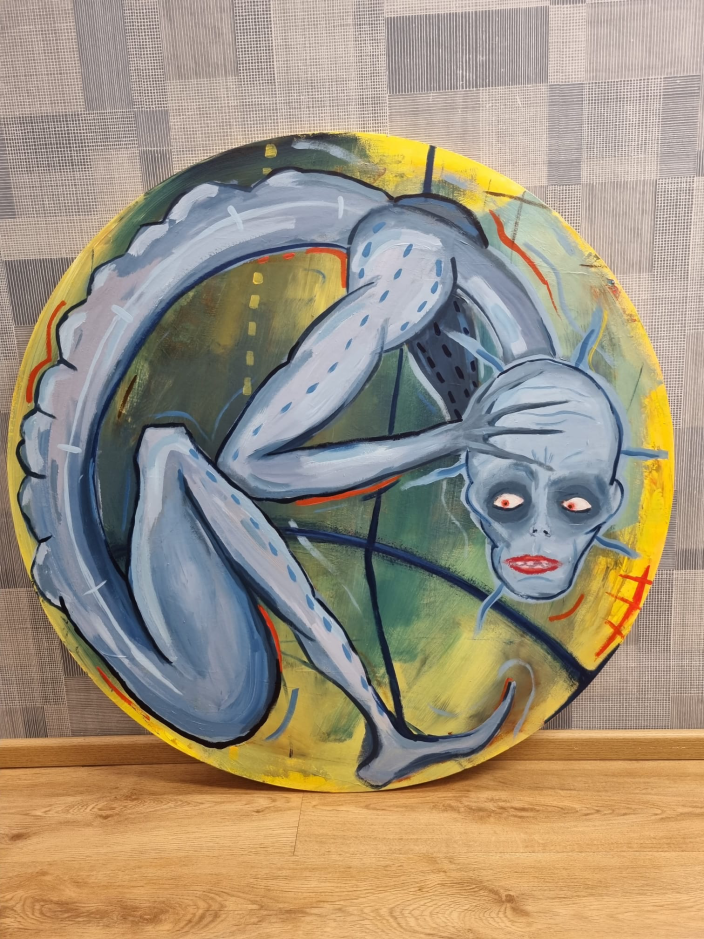 Kuvassa on ympyränmuotoinen taideteos, jossa on kuvattuna ihminen. (Kuva: Thekla Sewon)