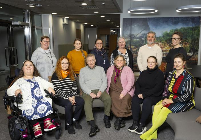 Hyvinvoinnin yhteisvaikuttavan johtoryhmän jäsenten ryhmäkuva (Kuva: Jussi Vierimaa)