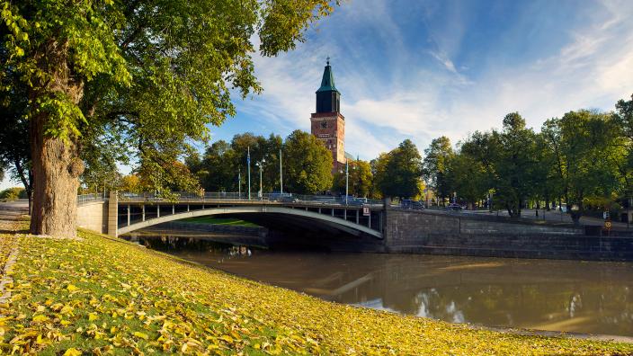 Syksyinen maisema Turun jokirannasta, taustalla näkyy Turun tuomiokirkko. (Kuva: Perttu Saksa)