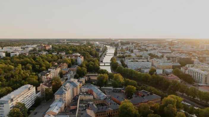 Syyskuussa otettu ilmakuva Turun keskustasta tuomiokirkolta satamaan päin. (Kuva: Vill Media Oy)