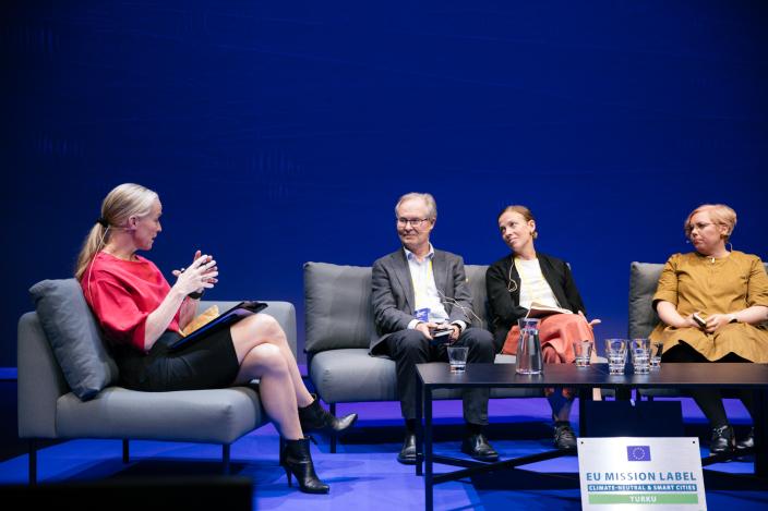 Turun ilmastofoorumin 2025 panelistit Jyri Seppälä, Li Andersson, Piia Elo ja Juhani Damski keskustelevat lavalla. Keskustelua moderoi Anna Ståhle. (Picture: Jaska Poikonen)
