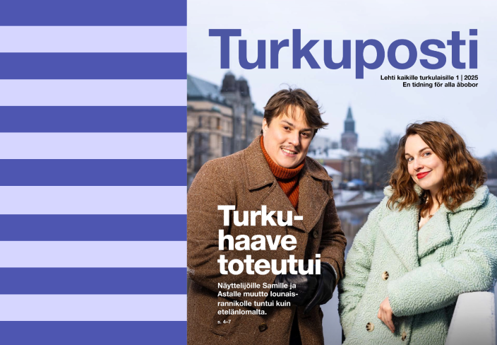 Osa Turkuposti-lehden kannesta, jossa kaksi henkilöä poseeraa Teatterisillalla. Lisäksi näkyy lehden nimi ja artikkelin otsikko. Kansikuvan vieressä on graafinen elementti, jossa on vaalean ja tumman sinertäviä raitoja vaakatasossa. (Kuva: Heikki Räisänen)
