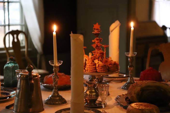 Jouluherkkuja notkuva pöytä Apteekkimuseossa. (Kuva: Hilkka Pirttijärvi)