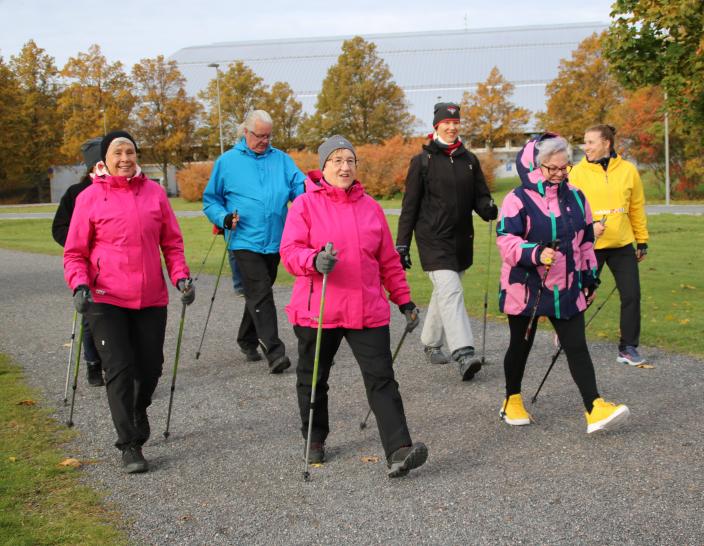 naiset ja miehet sauvakävelemässä (Kuva: Kai Salonen)