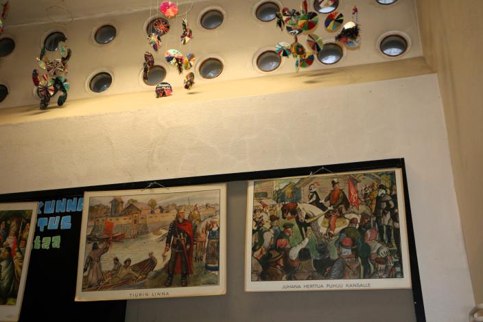 Vanhoja koulutauluja käytävällä