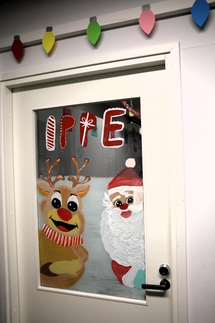 Ovi, jossa tonttu ja pprp, sekä teksti ippe. 