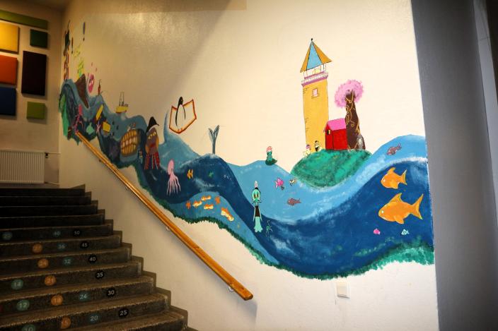 Koulun portaikko, jossa koristeellinen maalaus.