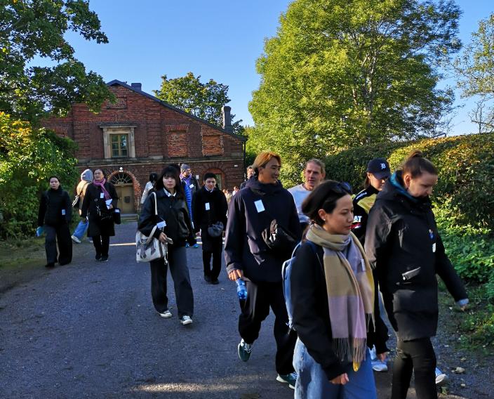 Ryhmä opiskelijoita kävelee soratiellä Suomenlinnassa. (Kuva: Misa Tuomala)