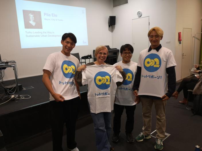 Turun pormestari Piia Elo yhteiskuvassa Tottorin prefektuurin opiskelijoiden kanssa. (Kuva: Misa Tuomala)