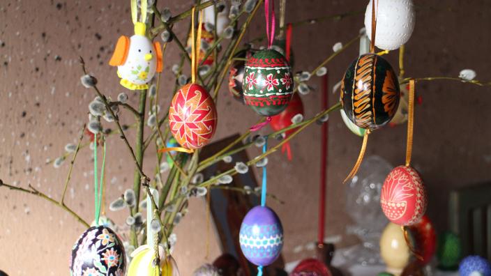 Pääsiäismunin koristeltuja pajunoksia. (Kuva: Turun kaupunginmuseo)