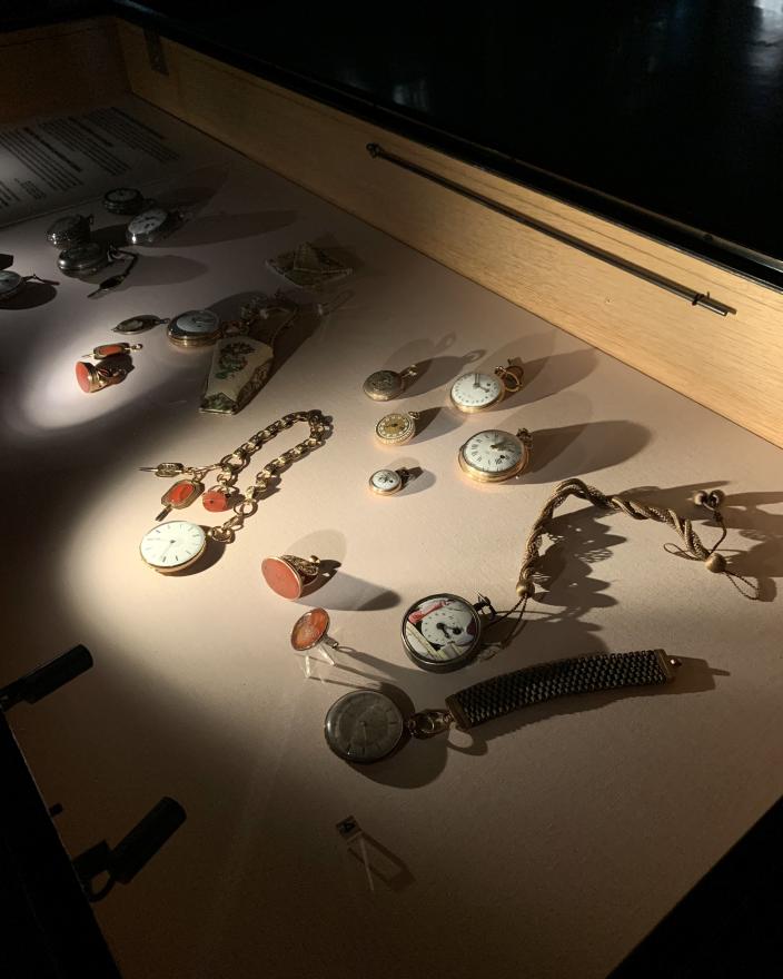 Vanhoja kelloja ja koruja näyttelyn vitriinissä. (Kuva: Lotta Viitala)