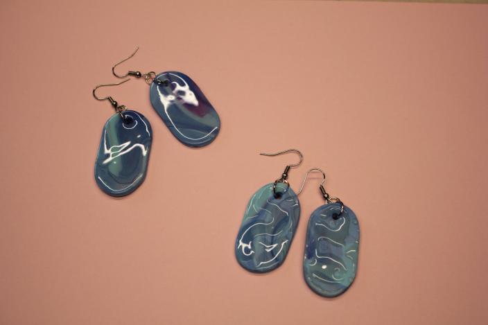 Kuvassa on käsintehdyt korvakorut. (Foto: Maria Marquis)