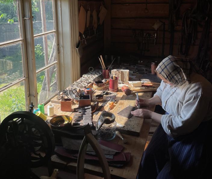 Satulaseppä työskentelemässä verstaallaan. (Kuva: Mireka Haapanala)