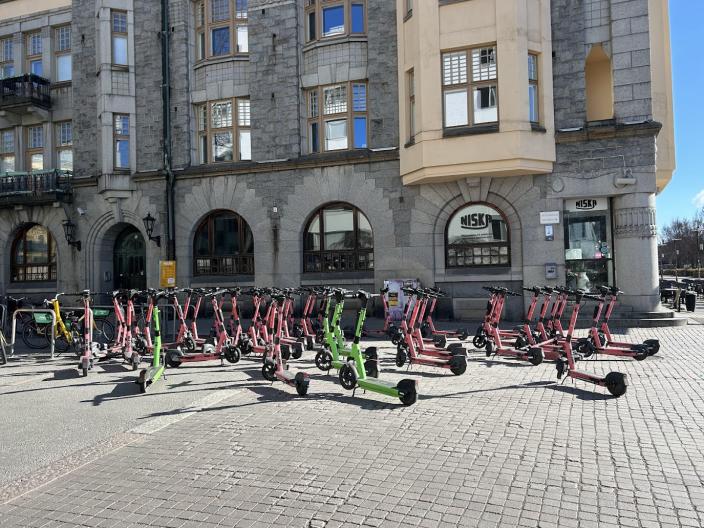 Sähköpotkulautoja Turussa aurinkoisena kesäpäivänä. 