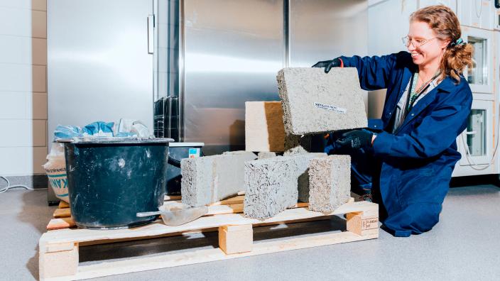 BioDemo-hankkeessa mukana ollut Noora Norokytö esittelemässä biopohjaisia rakentamiseen liittyviä materiaaleja. (Kuva: Vilja Pursiainen)