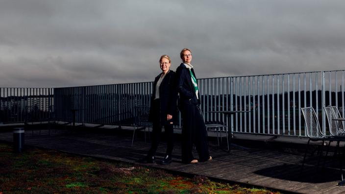 Kuvassa Business Turun kierto- ja biotalouden asiakkuusvastaava Reeta Huhtinen ja Circular Tiedepuisto -hankkeen projektipäällikkö Nea Metsänranta. (Kuva: Vilja Pursiainen)