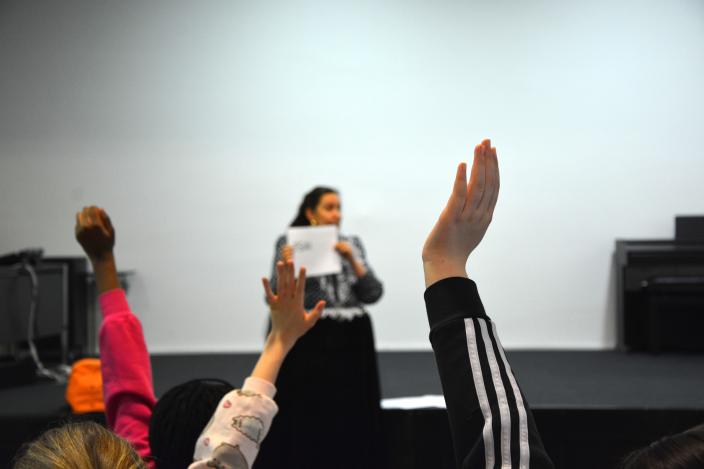 Innokkaat lapset viittaavat Diives! -hankkeen työpajassa. (Kuva: Noora Yrttiaho)