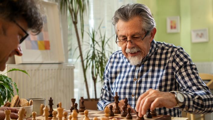 Kuvassa näkyy kaksi seniorimiestä pelaamassa shakkia. (Kuva: iStock)