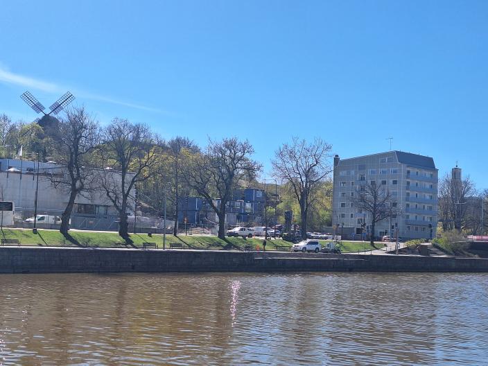 Aurajoen rantamuuri taustalla Myllysilta ja WAM. (Kuva: Turun kaupunki)
