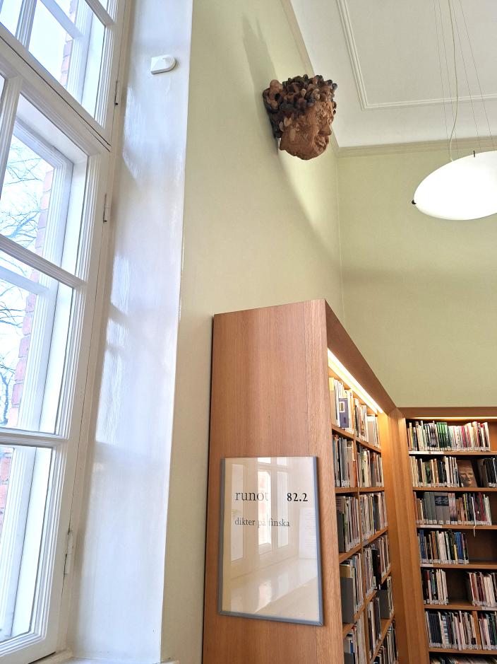 Jarkko Laineen patsas pääkirjaston Runohuoneessa. (Kuva: Noora Yrttiaho)