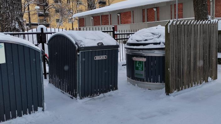 Soptunnor innanför staketet. (Foto: Lounais-Suomen Jätehuolto)
