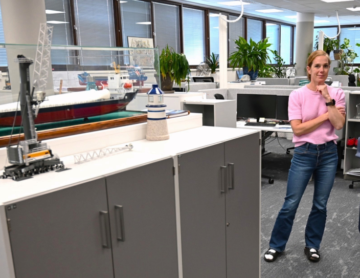 Kuva Jessica Trobergistä toimistossa (Kuva: Manu Jalonen)