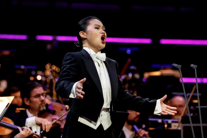 Jingjing Xu esiintyy kansainvälisessä Mirjam Helin -laulukilpailussa. (Kuva: Suomen Kulttuurirahasto, Minna Hatinen)