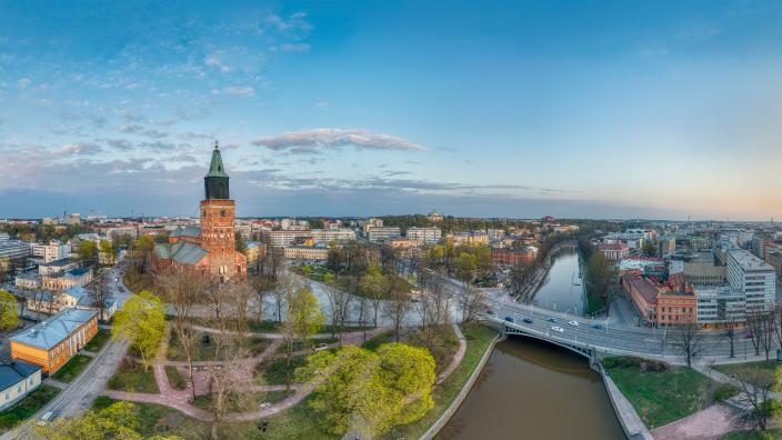 Keväinen ilmakuvanäkymä Turun keskustasta. Suurimpana rakennuksena erottuu Turun tuomiokirkko. (Kuva: Mika Kurkilahti)