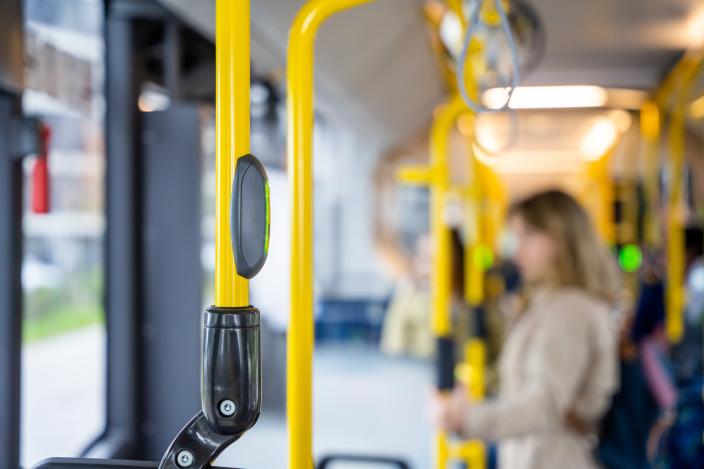 Matkustaja seisomassa bussissa. (Kuva: simonkr / iStock)