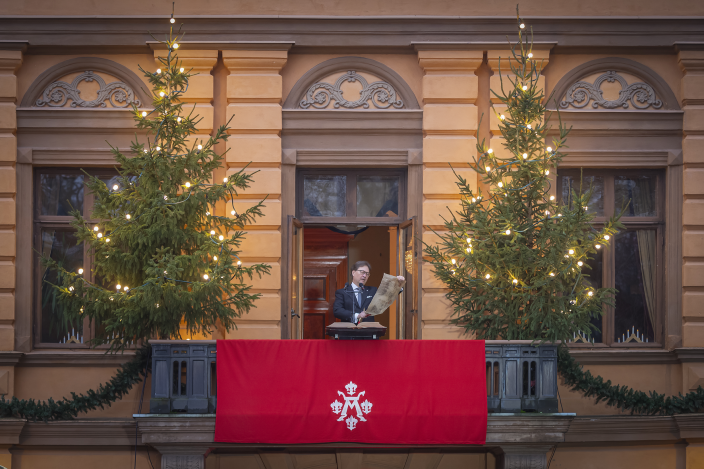 Mika Akkanen lukemassa joulurauhan julistusta Brinkkalan talon parvelta.