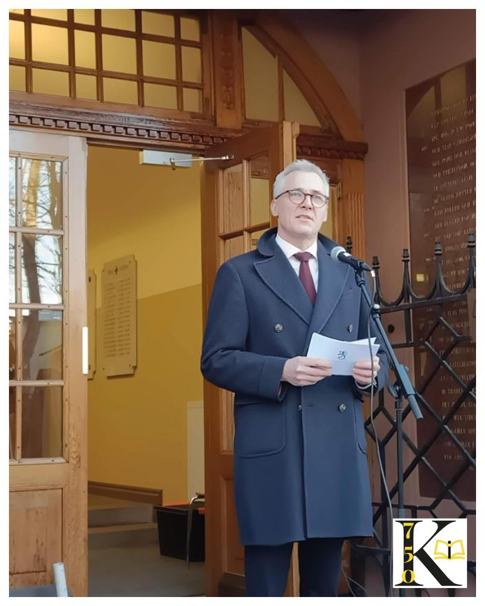 Utbildningsminister Anders Adlercreutc håller tal vid Katedralskolans huvudentré. (Foto: Freja Harkke / Å Communications)