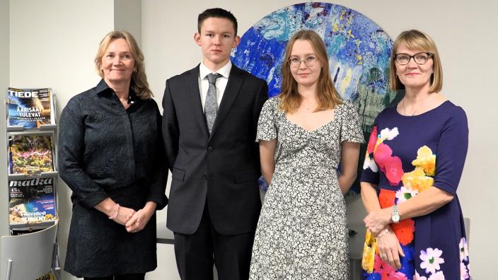 TSYKin apulaisrehtori Virpi Lieri (oik.) ja Lehtori Nina Brander (vas.) ja juhlan juontaneet abituerientit Lilja Laurikari ja Jussi Pyysalo. (Kuva: Hannele Sivonen)