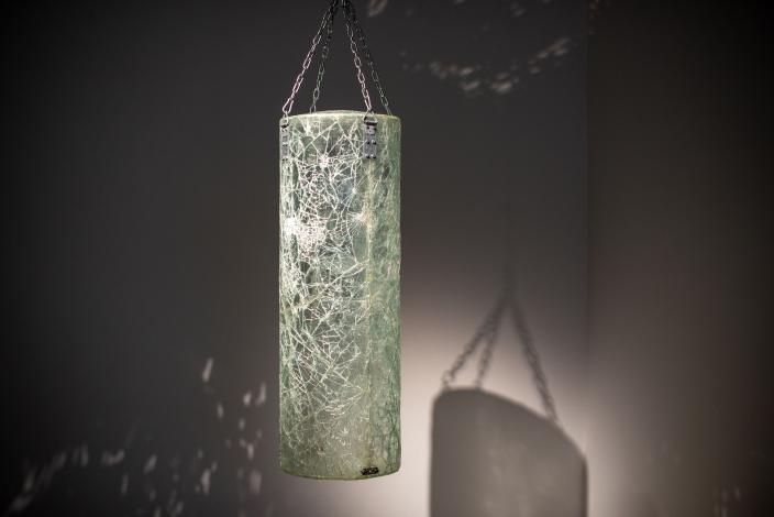 Katosta roikkuva, särkyneestä lasista tehty nyrkkeilysäkki. (Kuva: Jonni Saloluoma)