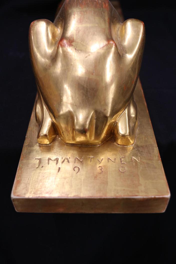 Kullatun puuveistoksen alustalla signeeraus J. Mäntynen 1930. (Kuva: WAM Turun kaupungin taidemuseo)
