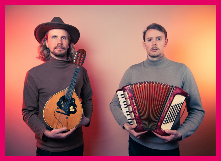 Kaksi artistia instrumentteineen Kalevauvan promokuvassa. (Kuva: Aapo Niininen)