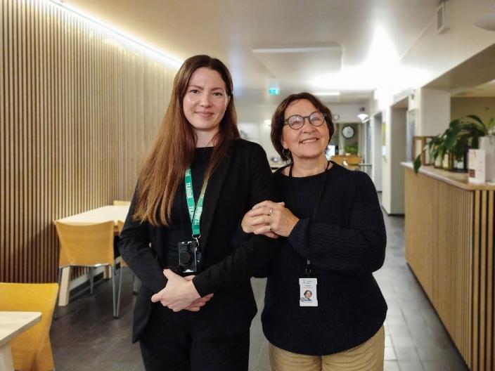 Kia Kalliokoski ja Päivi Laihonen seisovat käsikädessä RekryTreffeillä ja hymyilevät kameralle. (Kuva: Ari Brozinski)