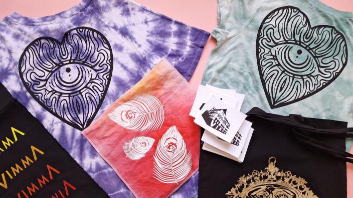 Vimman kankaanpainopajassa tehtyjä tekstiilejä ja haalarimerkkejä. (Foto: Maria Marquis)